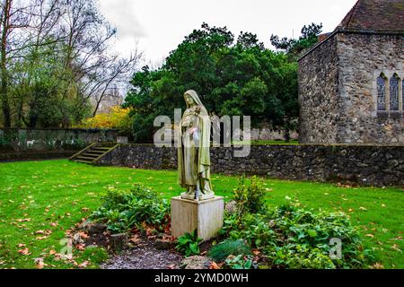 Statue de sainte Thérèse de Lisieux dans la promenade du Rosaire chez les Frères. Aylesford. Banque D'Images