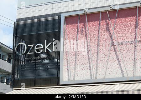 TOKYO, JAPON - 24 août 2024 : panneau sur un supermarché Ozeki dans le quartier Koto de Tokyo. Banque D'Images