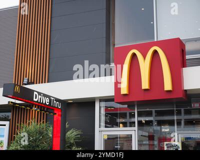 TOKYO, JAPON - 29 août 2024 : McDonalds dans le quartier Koto de Tokyo avec panneau Drive-through. Banque D'Images