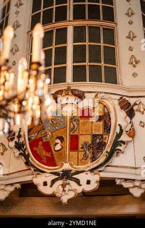 Sophienkirche Pokoj, Woiwodschaft Opole, Polen Wappen der herzoglichen Familie von Württemberg-Oels an deren Loge in der Sophienkirche von Pokoj/Bad Carlsruhe, Woiwodschaft Opole, Polen, nur zur redaktionellen Verwendung. Banque D'Images