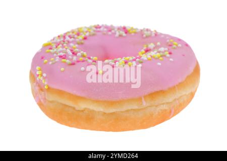 Dégustez un délicieux beignet rose givré garni de saupoudrages colorés, idéal pour toute occasion Banque D'Images