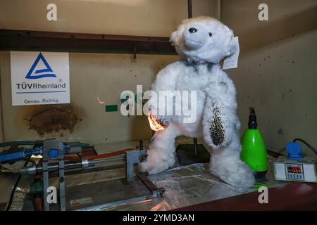 Nuremberg, Allemagne. 21 novembre 2024. Un jouet mou est testé pour l'inflammabilité. TÜV Rheinland teste la sécurité des jouets dans son laboratoire d'essais de jouets depuis 70 ans. Crédit : Daniel Löb/dpa/Alamy Live News Banque D'Images