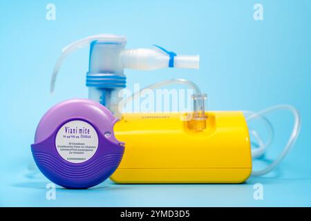 Allemagne Berlin 21 novembre 2024. Inhalateur Viani violet pour l'asthme et inhalateur jaune pour les maladies respiratoires telles que l'asthme, la toux. Deux inhalateurs sur un Banque D'Images