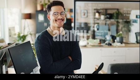 Homme, programmeur et bras croisés pour portrait en bureau de développement logiciel, maintenance web et codage. Développeur masculin, confiant ou ordinateur de Banque D'Images