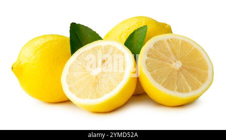 Vue de côté des fruits de citron jaune avec des moitiés de tranche et des feuilles vertes dans la pile est isolé sur fond blanc avec chemin de découpage. Banque D'Images
