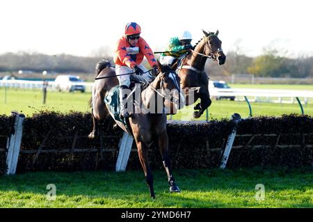 Honky Tonk Highway pilotée par Harry Skelton (à gauche) mène l'ultime vainqueur qui est Nice pilotée par Nico de Boinville (à droite) dans les Goffs en soutenant la haie des novices de Breeders' Day Mares à l'hippodrome de Warwick. Date de la photo : jeudi 21 novembre 2024. Banque D'Images