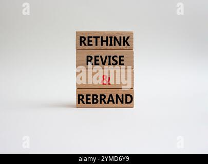 Repenser réviser et changer de marque symbole. Blocs en bois avec les mots Rethink réviser et rebrand. Beau fond blanc. Business and Rethink réviser et re Banque D'Images