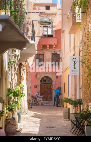 Vieille ville de Crète, vue sur une rue calme dans la vieille ville vénitienne pittoresque de Chania (Hania) en Crète, Grèce. Banque D'Images