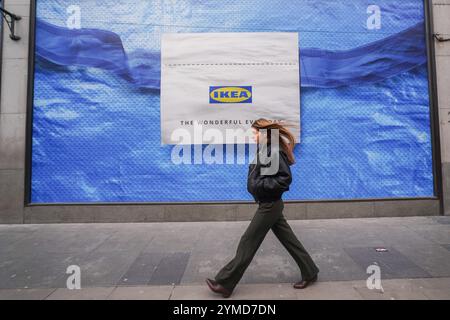 Londres, Royaume-Uni. 21 novembre 2024 les clients passent devant les planches IKEA dans Oxford Street. IKEA UK a confirmé que son magasin Oxford Street ouvrira ses portes au printemps 2025, alors qu'un vaste projet de rénovation sur les sept étages de l'emblématique bâtiment classé Grade II se poursuit. Crédit . Amer Ghazzal/Alamy Live News Banque D'Images