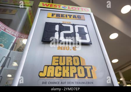 Cologne, Allemagne. 21 novembre 2024. 120 millions dans l'Eurojackpot est écrit sur un tableau à l'extérieur d'un détaillant de loterie. L’Eurojackpot continuera à valoir 120 millions d’euros lorsque les numéros gagnants seront tirés vendredi. Après 13 tirages sans premier prix, le record de prix de loterie allemand pourrait encore être battu. Crédit : Thomas Banneyer/dpa/Alamy Live News Banque D'Images