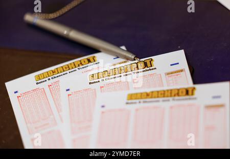 Cologne, Allemagne. 21 novembre 2024. Les billets avec l'inscription 'Eurojackpot' sont couchés dans un magasin de loterie. L'Eurojackpot continuera à être d'environ 120 millions d'euros lorsque les numéros gagnants seront tirés vendredi. Après 13 tirages sans prix principal, le record de prix de loterie allemand pourrait encore être battu. Crédit : Thomas Banneyer/dpa/Alamy Live News Banque D'Images