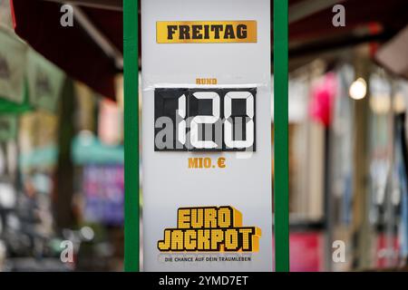 Cologne, Allemagne. 21 novembre 2024. 120 millions dans l'Eurojackpot est écrit sur un tableau à l'extérieur d'un détaillant de loterie. L’Eurojackpot continuera à valoir 120 millions d’euros lorsque les numéros gagnants seront tirés vendredi. Après 13 tirages sans premier prix, le record de prix de loterie allemand pourrait encore être battu. Crédit : Thomas Banneyer/dpa/Alamy Live News Banque D'Images