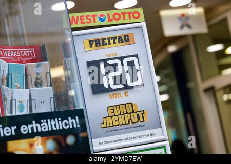 Cologne, Allemagne. 21 novembre 2024. 120 millions dans l'Eurojackpot est écrit sur un tableau à l'extérieur d'un détaillant de loterie. L’Eurojackpot continuera à valoir 120 millions d’euros lorsque les numéros gagnants seront tirés vendredi. Après 13 tirages sans premier prix, le record de prix de loterie allemand pourrait encore être battu. Crédit : Thomas Banneyer/dpa/Alamy Live News Banque D'Images