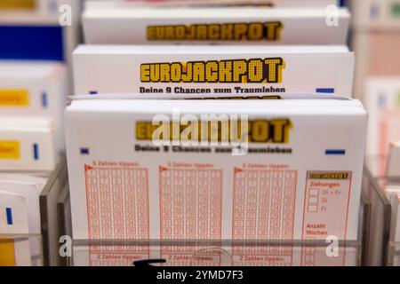 Cologne, Allemagne. 21 novembre 2024. Les billets EuroJackpot se tiennent sur une étagère dans un détaillant de loterie. Dans l'Eurojackpot, il y a encore 120 millions d'euros en jeu dans le tirage de vendredi pour les numéros gagnants. Après 13 tirages sans prix principal, il est toujours possible que le record de prix de loterie allemand soit battu. Crédit : Thomas Banneyer/dpa/Alamy Live News Banque D'Images