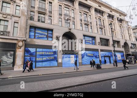 Londres, Royaume-Uni. 21 novembre 2024 les clients passent devant les planches IKEA dans Oxford Street. IKEA UK a confirmé que son magasin Oxford Street ouvrira ses portes au printemps 2025, alors qu'un vaste projet de rénovation sur les sept étages de l'emblématique bâtiment classé Grade II se poursuit. Crédit . Amer Ghazzal/Alamy Live News Banque D'Images