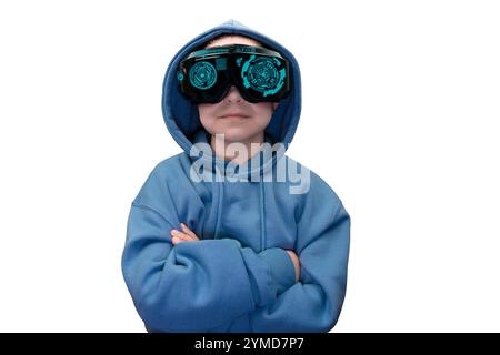 Portrait de fille avec casque de réalité virtuelle avec HUD en sweat à capuche bleu isolé sur fond blanc. Lunettes de réalité virtuelle Banque D'Images