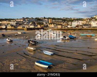 Bateaux sur le sable, marée basse, port de St Ives, St Ives, Cornwall, Angleterre, Royaume-Uni, GB. Banque D'Images
