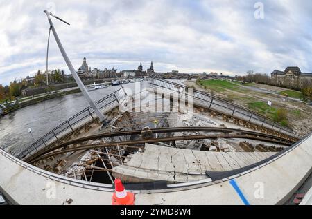 21 novembre 2024, Saxe, Dresde : vue sur le pont Carolabrücke effondré avec pour toile de fond la vieille ville historique sur l'Elbe. La section ouest du pont avec des voies de tramway, une piste cyclable et un sentier pédestre s'est effondrée dans la nuit du 11 septembre 2024 pour des raisons encore inconnues. Photo : Robert Michael/dpa Banque D'Images