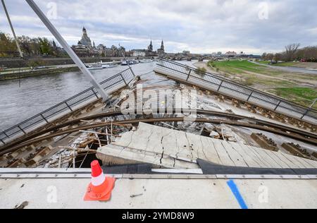 21 novembre 2024, Saxe, Dresde : vue sur le pont Carolabrücke effondré avec pour toile de fond la vieille ville historique sur l'Elbe. La section ouest du pont avec des voies de tramway, une piste cyclable et un sentier pédestre s'est effondrée dans la nuit du 11 septembre 2024 pour des raisons encore inconnues. Photo : Robert Michael/dpa Banque D'Images