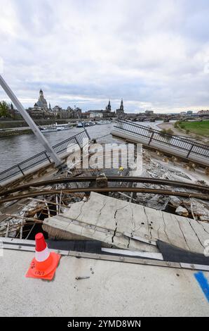 21 novembre 2024, Saxe, Dresde : vue sur le pont Carolabrücke effondré avec pour toile de fond la vieille ville historique sur l'Elbe. La section ouest du pont avec des voies de tramway, une piste cyclable et un sentier pédestre s'est effondrée dans la nuit du 11 septembre 2024 pour des raisons encore inconnues. Photo : Robert Michael/dpa Banque D'Images