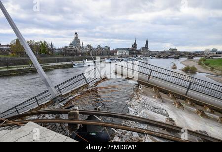 21 novembre 2024, Saxe, Dresde : vue sur le pont Carolabrücke effondré avec pour toile de fond la vieille ville historique sur l'Elbe. La section ouest du pont avec des voies de tramway, une piste cyclable et un sentier pédestre s'est effondrée dans la nuit du 11 septembre 2024 pour des raisons encore inconnues. Photo : Robert Michael/dpa Banque D'Images