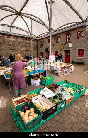 Irlande, comté de Leitrim, Carrick on Shannon, Old Market place, avec une canopée au-dessus des étals du marché des fermiers Banque D'Images