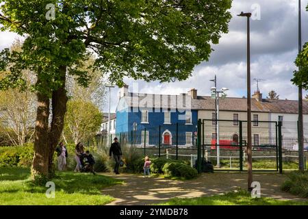 Irlande, comté de Leitrim, Carrick on Shannon, Town Park et maisons colorées sur St George’s Terrace Banque D'Images