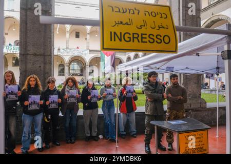 Italie : Napoli, manifestation pro-palestinienne la flash-mob avec le faux point de contrôle israélien mis en place par les étudiants des collectifs écologie politique et Collettivi Autorganizzati Universitari à l'entrée de Porta di Massa, l'un des sièges de l'Université Federico II de Naples, 21 novembre 2024 ABP09316 Copyright : xAntonioxBalascox Banque D'Images