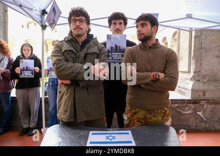 Italie : Napoli, manifestation pro-palestinienne la flash-mob avec le faux point de contrôle israélien mis en place par les étudiants des collectifs écologie politique et Collettivi Autorganizzati Universitari à l'entrée de Porta di Massa, l'un des sièges de l'Université Federico II de Naples, 21 novembre 2024 ABP09361 Copyright : xAntonioxBalascox Banque D'Images