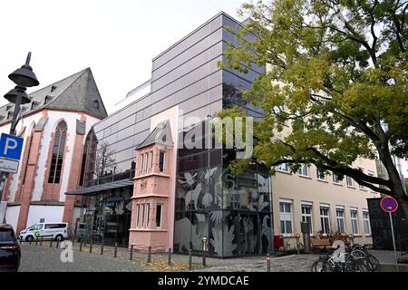 DAS Mainzer Gutenberg-Museum zeigt von Samstag an Seine wichtigsten Exponate an einem Interimsstandort im ehemaligen Klarissenkloster est créé Klara Foto vom 21.11.2024. Die Geschichte des Buchdrucks wird dort auch unter Einsatz moderner Multimediatechniken auf gut 1,000 Quadratmetern Ausstellungsflaeche praesentiert. Auf mehreren, bislang von dem staedtischen Musée Naturhistorischen genutzten Etagen werden unter anderem gedruckte Buecher aus der Zeit von Gutenberg sowie historische Druckmaschinen ausgestellt, darunter drei Baende Originalbibeln aus der Werkstatt von Johannes Gutenberg. Siehe epd- Banque D'Images