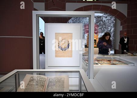 DAS Mainzer Gutenberg-Museum zeigt von Samstag an Seine wichtigsten Exponate an einem Interimsstandort im ehemaligen Klarissenkloster a créé Klara Foto vom 21.11.2024. Die Geschichte des Buchdrucks wird dort auch unter Einsatz moderner Multimediatechniken auf gut 1,000 Quadratmetern Ausstellungsflaeche praesentiert. Auf mehreren, bislang von dem staedtischen Naturhistorischen Museum genutzten Etagen werden unter anderem gedruckte Buecher aus der Zeit von Gutenberg sowie historische Druckmaschinen ausgestellt, darunter drei Baende Originalbibeln aus der Werkstatt von Johannes Gutenbe Banque D'Images