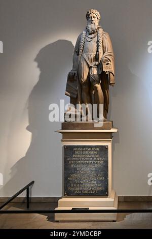 DAS Mainzer Gutenberg-Museum zeigt von Samstag an Seine wichtigsten Exponate an einem Interimsstandort im ehemaligen Klarissenkloster. Foto vom 21.11.2024 : Gutenberg Denkmal in der Ausstellung Die Geschichte des Buchdrucks wird dort auch unter Einsatz moderner Multimediatechniken auf gut 1,000 Quadratmetern Ausstellungsflaeche praesentiert. Auf mehreren, bislang von dem staedtischen Naturhistorischen Museum genutzten Etagen werden unter anderem gedruckte Buecher aus der Zeit von Gutenberg sowie historische Druckmaschinen ausgestellt, darunter drei Baende Originalbibeln aus der Werkst Banque D'Images