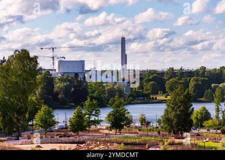 Baie de Toolonlahti avec petite plage pour les sports de loisirs près du stade olympique et du parc d'attractions Linnanmaki, Helsinki, Finlande Banque D'Images