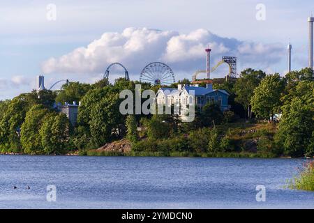 Baie de Toolonlahti avec petite plage pour les sports de loisirs près du stade olympique et du parc d'attractions Linnanmaki, Helsinki, Finlande Banque D'Images