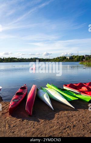 Baie de Toolonlahti avec petite plage pour les sports de loisirs près du stade olympique et du parc d'attractions Linnanmaki, Helsinki, Finlande Banque D'Images