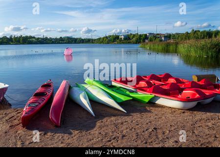 Baie de Toolonlahti avec petite plage pour les sports de loisirs près du stade olympique et du parc d'attractions Linnanmaki, Helsinki, Finlande Banque D'Images