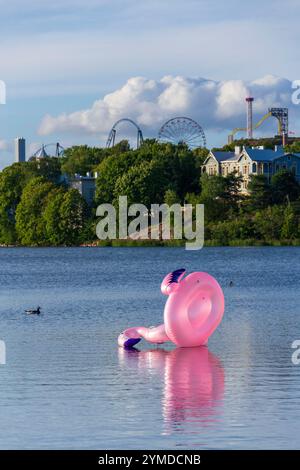 Baie de Toolonlahti avec petite plage pour les sports de loisirs près du stade olympique et du parc d'attractions Linnanmaki, Helsinki, Finlande Banque D'Images