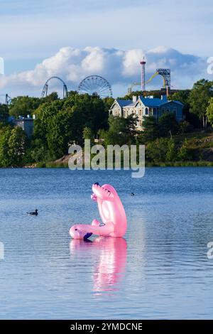 Baie de Toolonlahti avec petite plage pour les sports de loisirs près du stade olympique et du parc d'attractions Linnanmaki, Helsinki, Finlande Banque D'Images