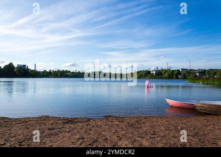 Baie de Toolonlahti avec petite plage pour les sports de loisirs près du stade olympique et du parc d'attractions Linnanmaki, Helsinki, Finlande Banque D'Images