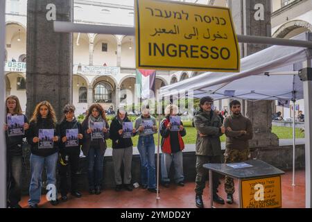 Naples, Italie. 21 novembre 2024. Le flash-mob avec le faux point de contrôle israélien mis en place par les étudiants des collectifs écologie politique et Collettivi Autorganizzati Universitari à l'entrée de Porta di Massa, l'un des sièges de l'Université Federico II de Naples, 21 novembre 2024 crédit : Live Media Publishing Group/Alamy Live News Banque D'Images