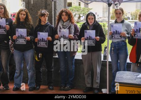 Naples, Italie. 21 novembre 2024. Le flash-mob avec le faux point de contrôle israélien mis en place par les étudiants des collectifs écologie politique et Collettivi Autorganizzati Universitari à l'entrée de Porta di Massa, l'un des sièges de l'Université Federico II de Naples, 21 novembre 2024 crédit : Live Media Publishing Group/Alamy Live News Banque D'Images