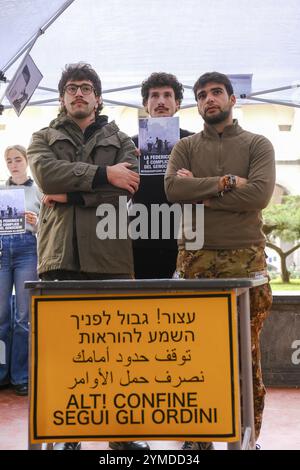 Naples, Italie. 21 novembre 2024. Le flash-mob avec le faux point de contrôle israélien mis en place par les étudiants des collectifs écologie politique et Collettivi Autorganizzati Universitari à l'entrée de Porta di Massa, l'un des sièges de l'Université Federico II de Naples, 21 novembre 2024 crédit : Live Media Publishing Group/Alamy Live News Banque D'Images