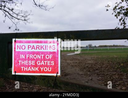 Avis « pas de stationnement devant ces portes, merci » à l'hippodrome de Brampton, Huntingdon, Angleterre. Banque D'Images