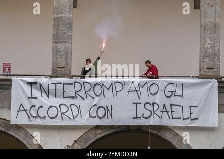 Naples, Italie. 21 novembre 2024. Le flash-mob avec le faux point de contrôle israélien mis en place par les étudiants des collectifs écologie politique et Collettivi Autorganizzati Universitari à l'entrée de Porta di Massa, l'un des sièges de l'Université Federico II de Naples, 21 novembre 2024 crédit : Live Media Publishing Group/Alamy Live News Banque D'Images