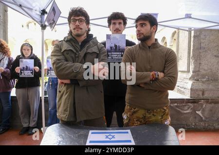 Naples, Italie. 21 novembre 2024. Le flash-mob avec le faux point de contrôle israélien mis en place par les étudiants des collectifs écologie politique et Collettivi Autorganizzati Universitari à l'entrée de Porta di Massa, l'un des sièges de l'Université Federico II de Naples, 21 novembre 2024 crédit : Live Media Publishing Group/Alamy Live News Banque D'Images