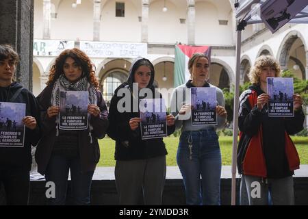 Naples, Italie. 21 novembre 2024. Le flash-mob avec le faux point de contrôle israélien mis en place par les étudiants des collectifs écologie politique et Collettivi Autorganizzati Universitari à l'entrée de Porta di Massa, l'un des sièges de l'Université Federico II de Naples, 21 novembre 2024 crédit : Live Media Publishing Group/Alamy Live News Banque D'Images