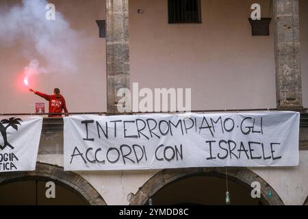 Le flash-mob avec le faux point de contrôle israélien mis en place par les étudiants des collectifs écologie politique et Collettivi Autorganizzati Universitari à l'entrée de Porta di Massa, l'un des sièges de l'Université Federico II de Naples, le 21 novembre 2024 Banque D'Images