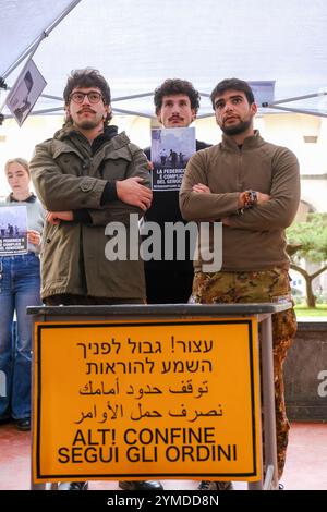 Le flash-mob avec le faux point de contrôle israélien mis en place par les étudiants des collectifs écologie politique et Collettivi Autorganizzati Universitari à l'entrée de Porta di Massa, l'un des sièges de l'Université Federico II de Naples, le 21 novembre 2024 Banque D'Images