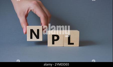 NPL - symbole de prêt non performant. Mot concept IPO sur cubes en bois. Main d'homme d'affaires. Beau fond gris. Business et concept NPL. Copier l'espace. Banque D'Images