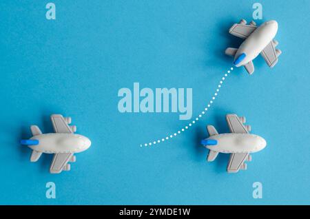 Avion se déplaçant vers une direction différente. Courage ou concept de leadership. Banque D'Images